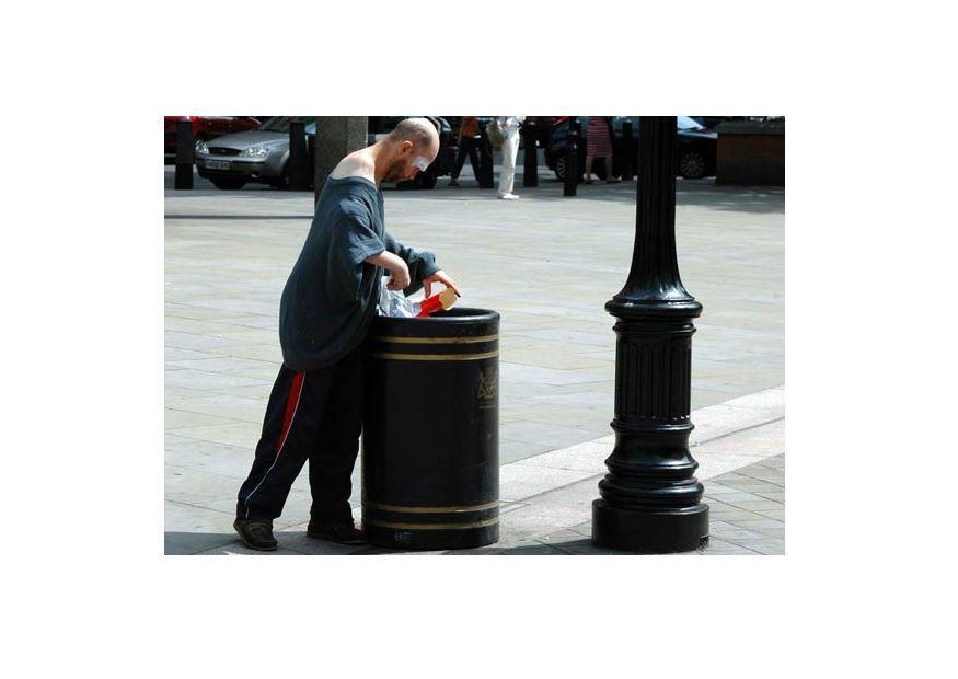 Photo un homme qui cherche de la nourriture A  londres